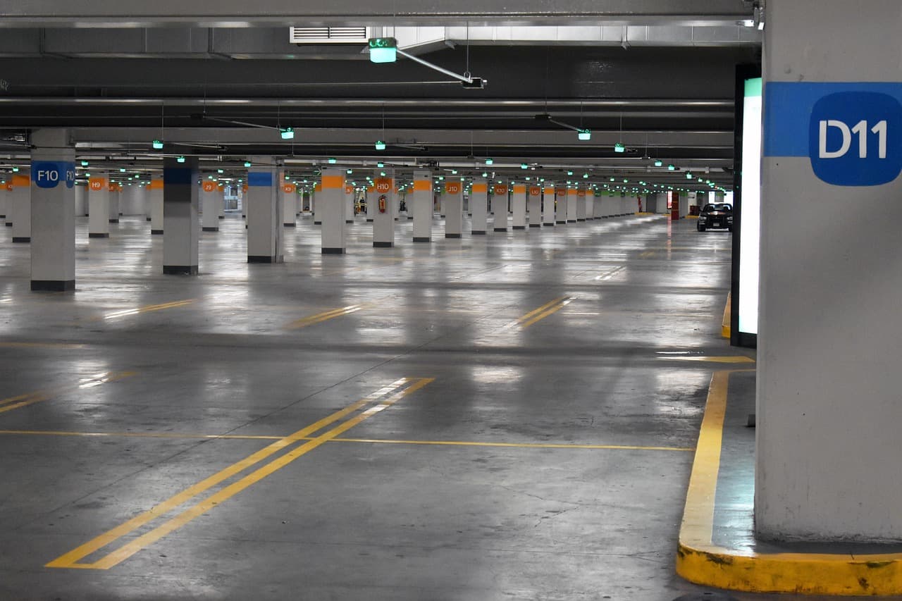 parking-lot-4455362_1280_compressed.jpg