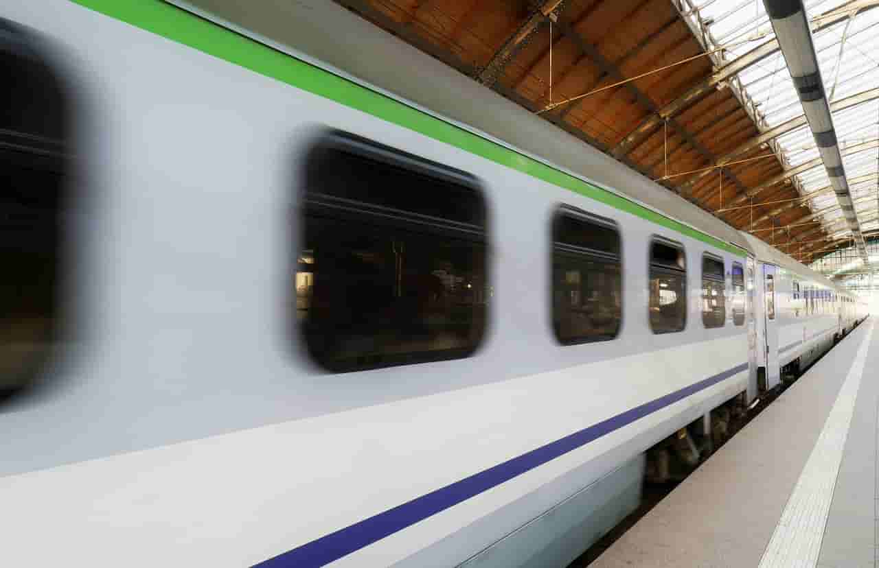 train-8302635_1280 (1)_compressed.jpg